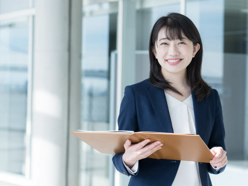 笑顔で対応するキャリアアドバイザー