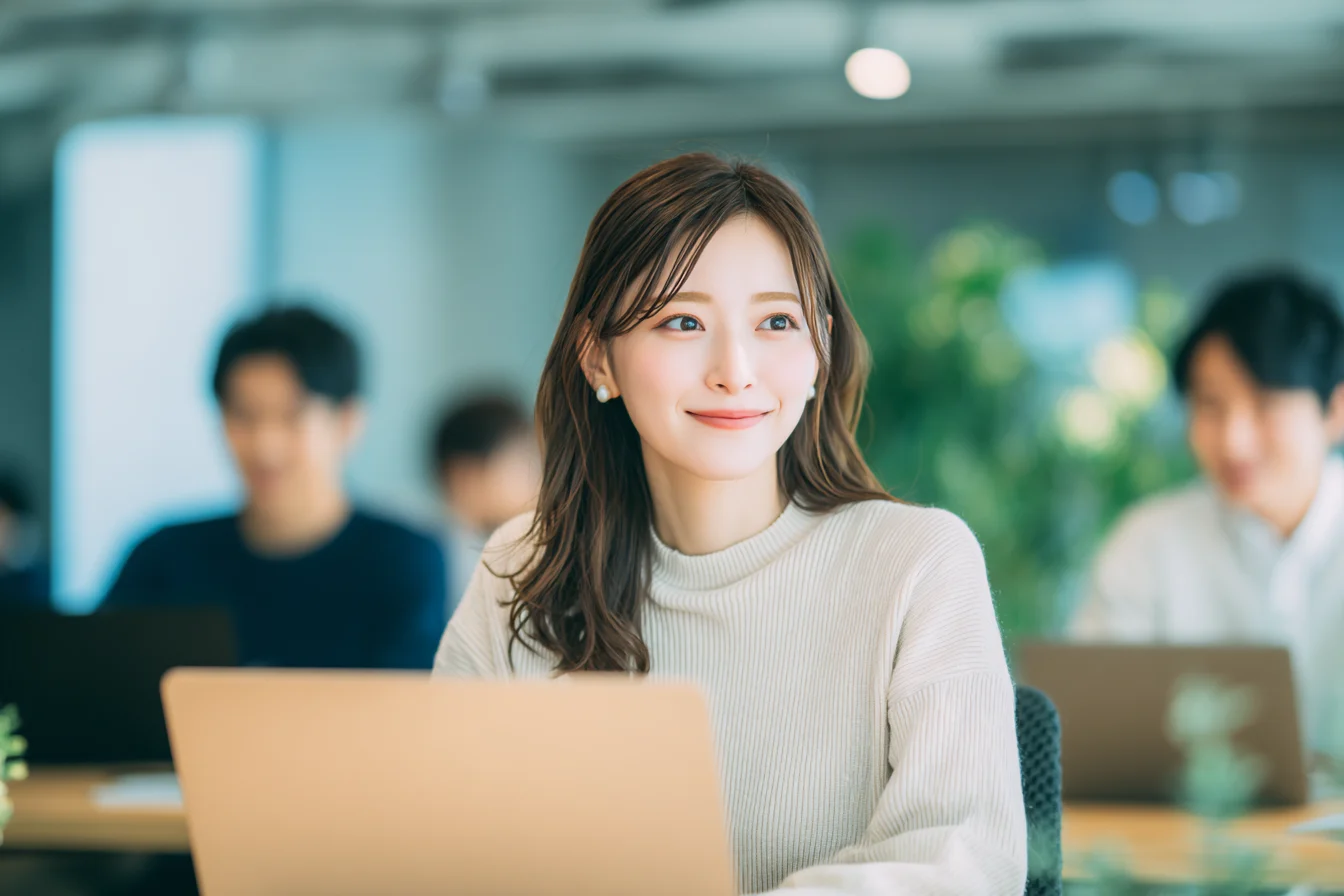 オフィスで前向きに働く20代の女性